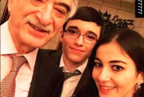 Polad Bülbüloğlu ailəsi ilə `selfie` çəkdirdi