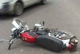 Xırdalanda qəza: motosiklet maşına girdi - Video