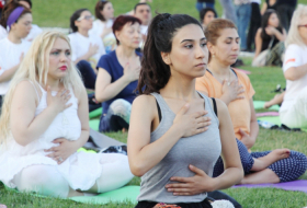 Heydər Əliyev Mərkəzinin parkında yoqa sessiyası