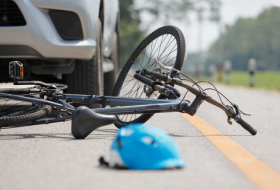 Avtomobil velosipedçini vuraraq öldürdü