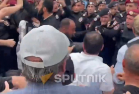    İrəvanda polislə etirazçılar arasında toqquşmalar başlayıb -    Video      