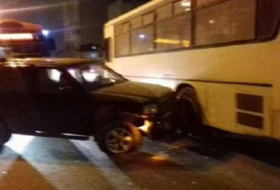 Bakıda avtobus qəzaya düşdü, tıxac yarandı - FOTO