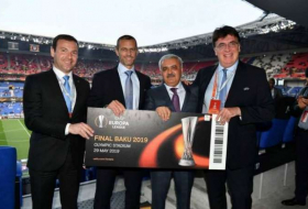 UEFA ilk bileti Rövnəq Abdullayevə təqdim edib - FOTO