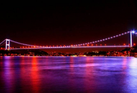 İstanbulun məşhur körpüsü bayrağımızın rənglərinə büründü