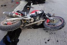 Biləsuvarda motosiklet qəzası, sürücü ölüb