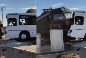 Bakıda avtobusla qatarın toqquşma anı - VİDEO