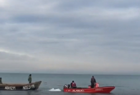 Dənizdə xilas edilən balıqçıların görüntüsü -  VİDEO  