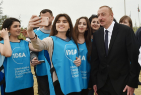   Prezident və xanımı gənclərlə “selfie” çəkdirdi -    FOTOLAR      