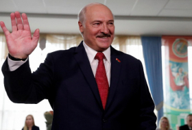 Lukaşenko koronavirusu vecinə almır:  “Həyat davam edir”  
