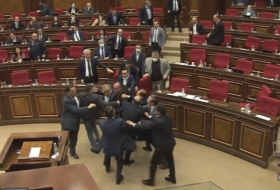  Ermənistan parlamentində kütləvi dava -   VİDEO  