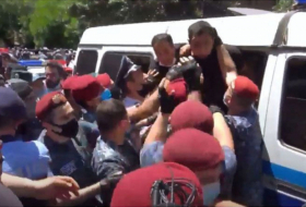 Ermənistanda deputatlara qarşı polis zorakılığı -  Xəsarət alanlar var (VİDEO)  