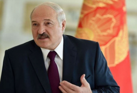 Lukaşenko müsahibəyə ayaqqabısız getdi