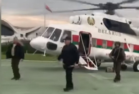Lukaşenko helikopterdən əlində avtomatla düşdü -    VİDEO   
