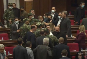    Ermənistanda deputatlar arasında dava düşdü -    VİDEO      