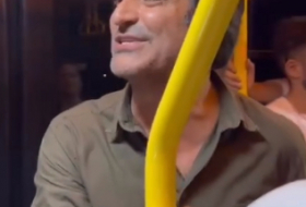    Mahsun Kırmızıgül avtobusda konsert verdi -    VİDEO      