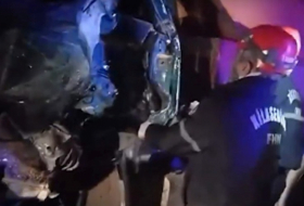    Yük maşınları toqquşdu, sürücü xilas edildi -    Video        
