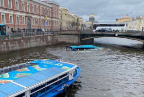    Rusiyada avtobus körpüdən aşıb çaya düşdü -    Video      