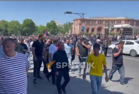    Ermənistanda etirazlar davam edir:    Revanşistlər İrəvan Universitetinə çatdı -    Video         