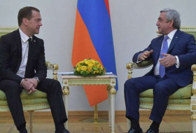 Medvedev Sarkisyanla görüşdən imtina etdi