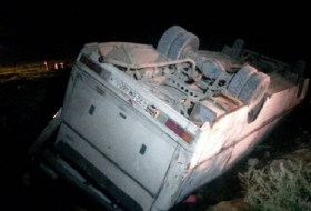 Goranboyda pambıqçıları daşıyan avtobus aşıb - 20 nəfər yaralanıb