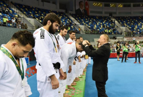 İlham Əliyev cüdoçularımıza medal verdi - FOTOLAR
