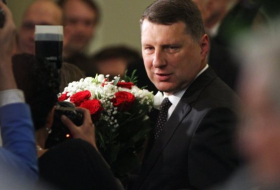 Latviya prezidenti Bakıda nazir qızının toyunda oynayıb