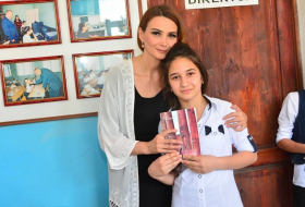 Millət  vəkili uşaqlara kitab bağışladı